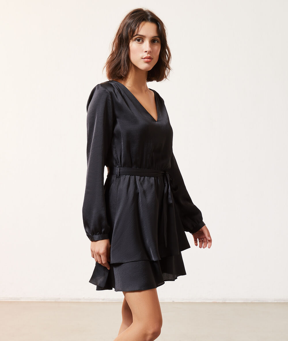 Robe satinée ceinturée noir.