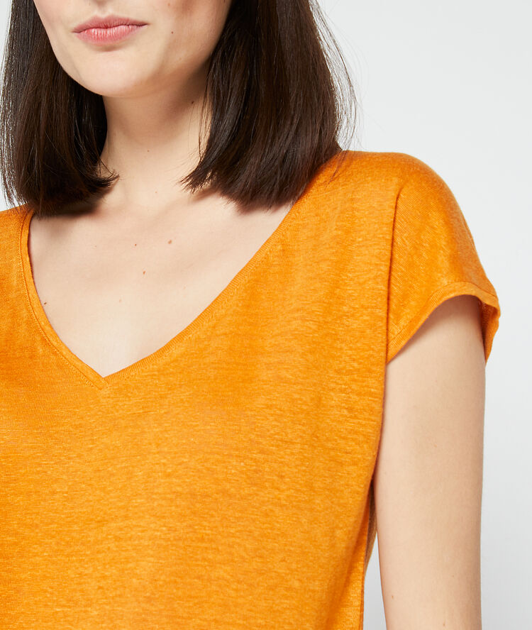 Camiseta cuello en v azafrán.