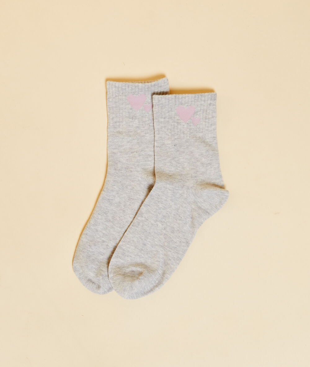 Calcetines estampado corazones gris jaspeado.
