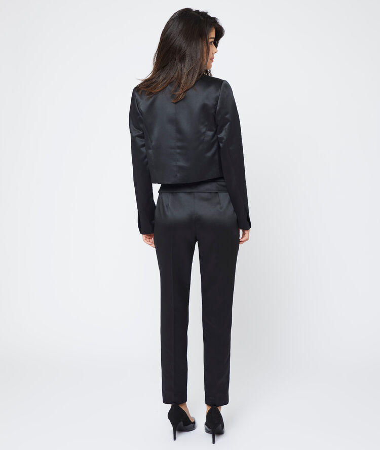 Chaqueta entallada satinada negro.