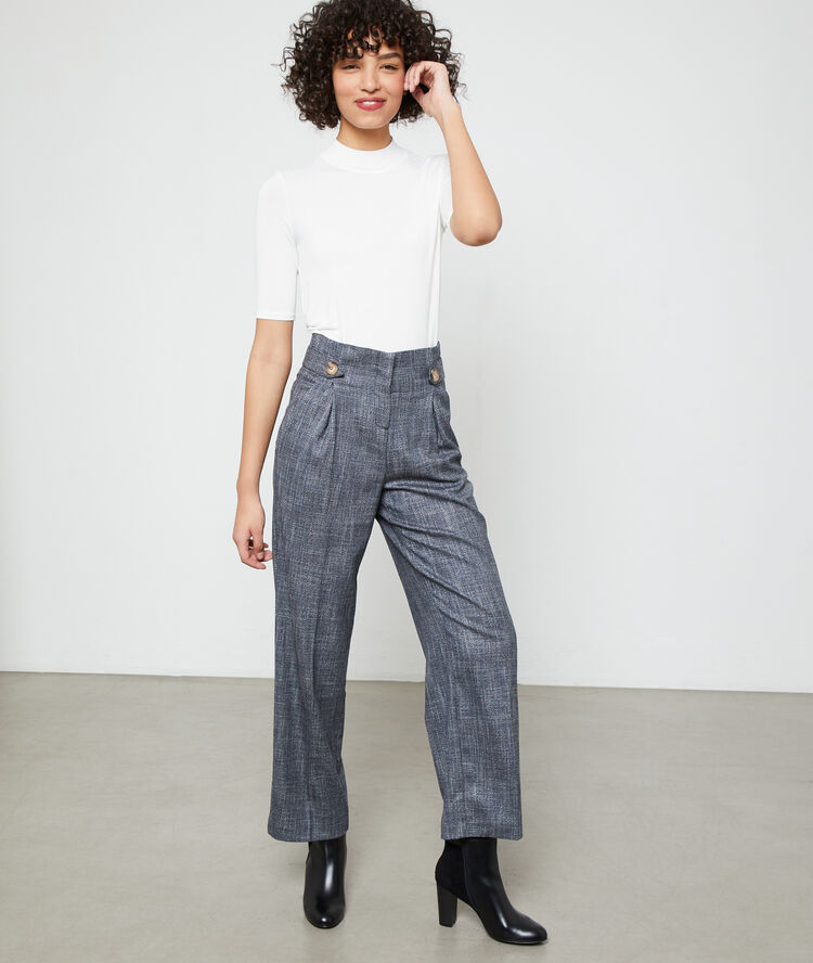 Pantalón de talle alto y de pinza azul marino.