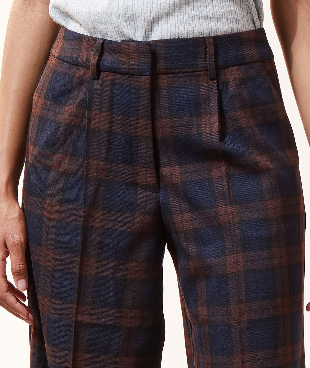 Pantalón ancho con pinzas burdeos.