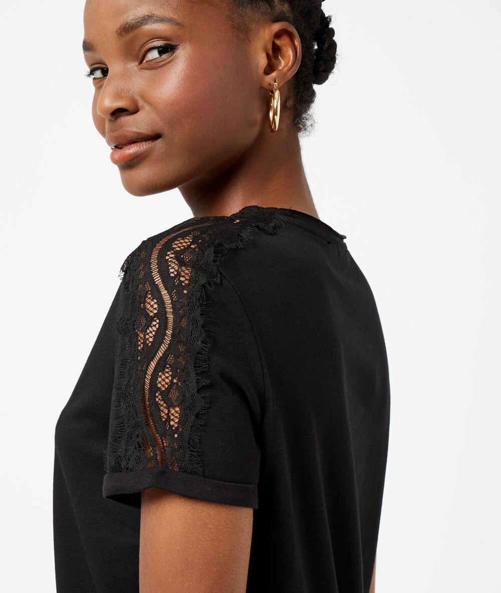 Camiseta motivos encaje negro.