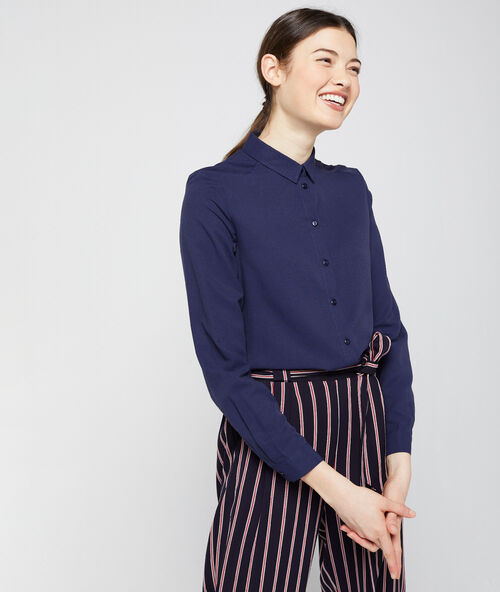 Camisa lisa azul marino.