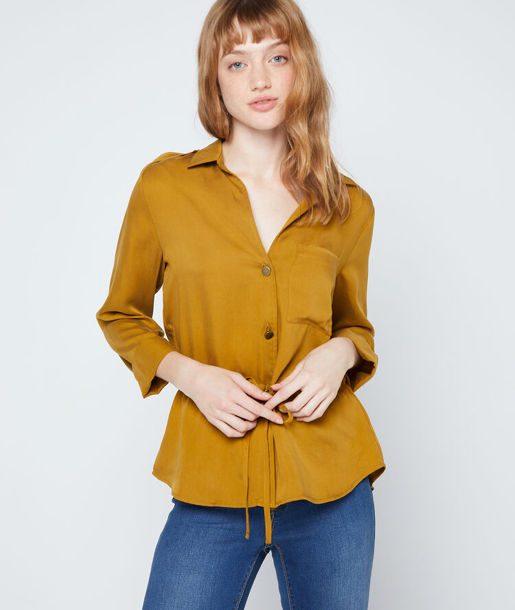 Camisa anudada de tencel mostaza.