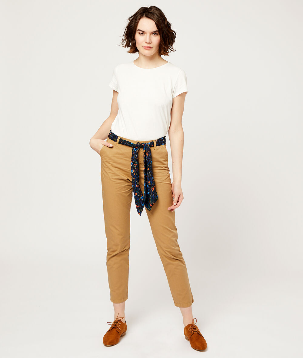 Pantalón recto con cinturón pañuelo camel.