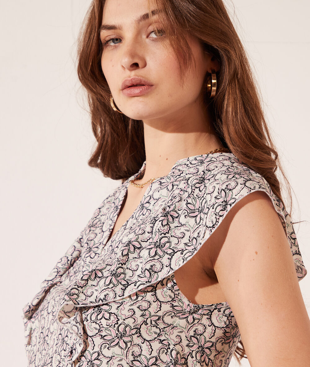 Top estampado con volantes crudo.