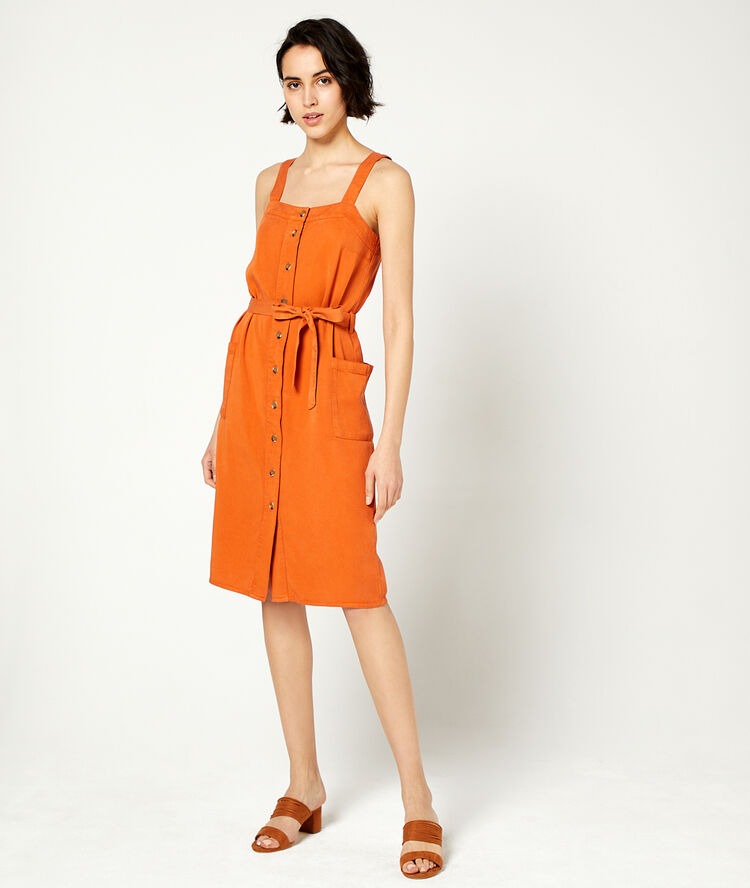 Vestido tirantes con botones naranja.