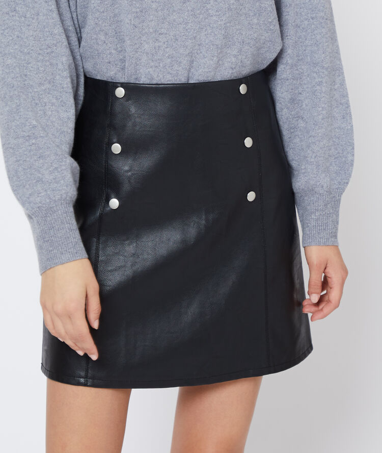Falda de polipiel negro.