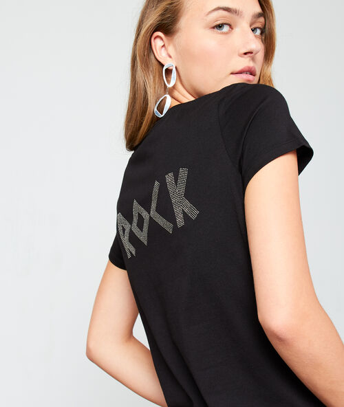 Camiseta 'rock' con pasta de cristal negro.