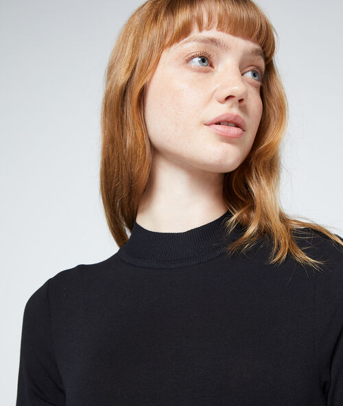 Camiseta cuello alto manga corta negro.