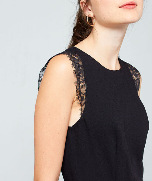 Mono liso con detalles de guipur negro.