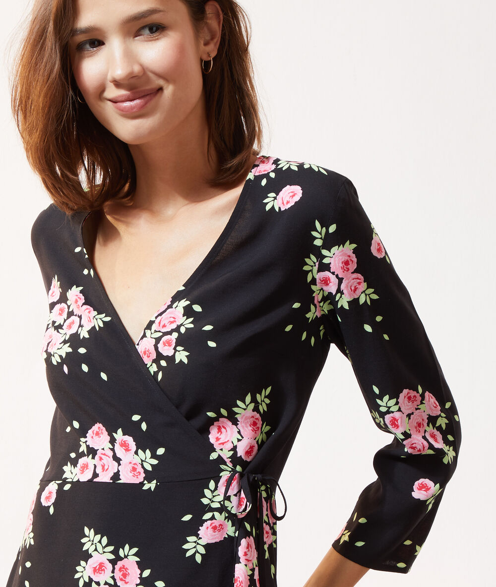 Blusa estampado floral negro.