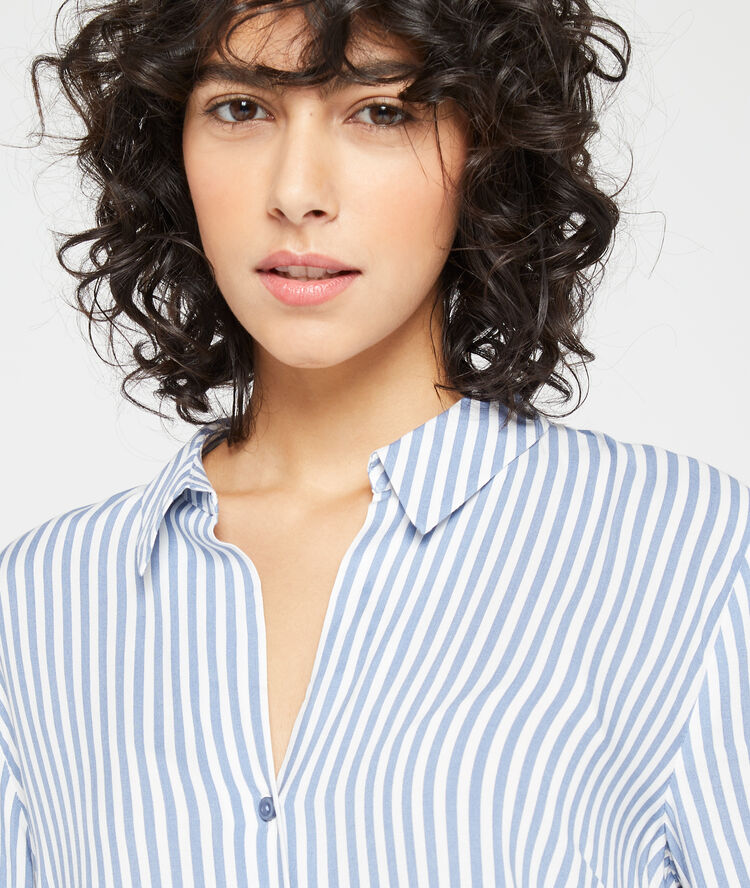 Camisa a rayas azul cielo.