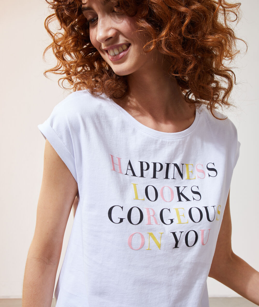 Camiseta con mensaje blanco.