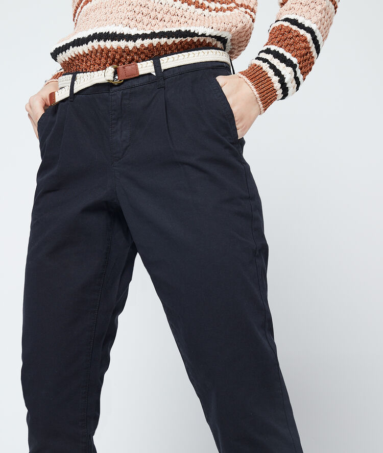 Pantalón chino con cinturón y algodón bio negro.