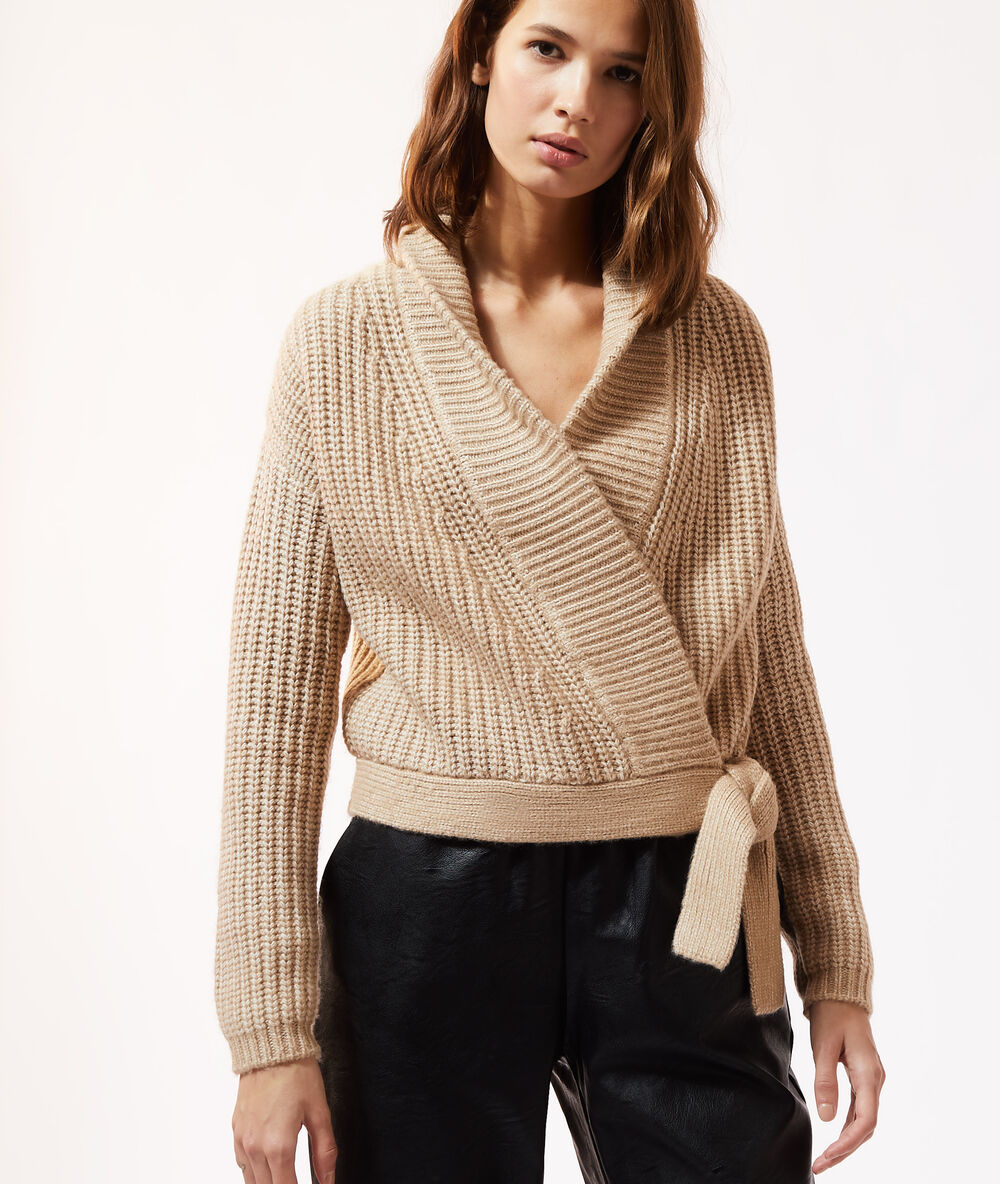Gilet en maille cache-cœur camel.