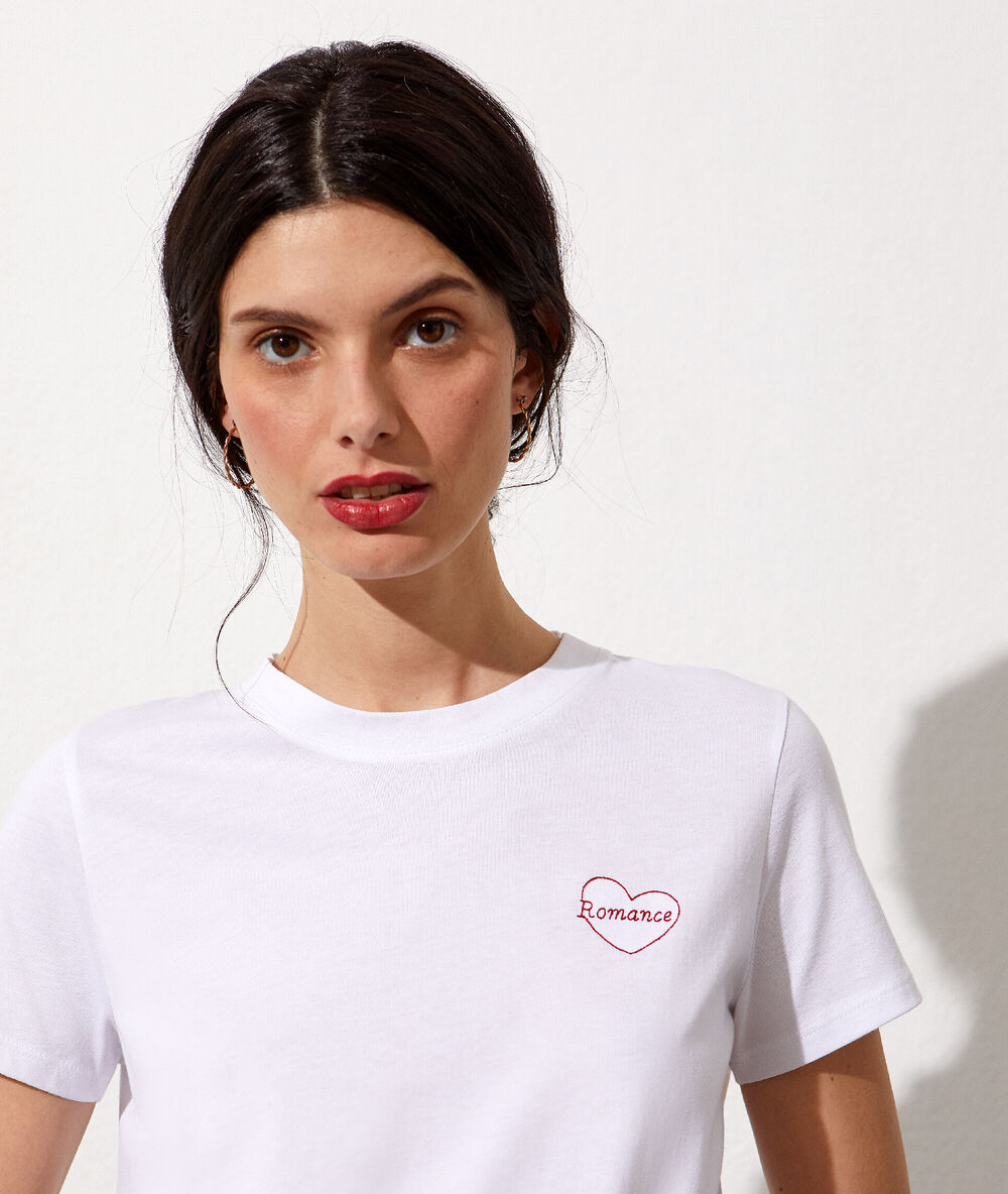 Camiseta bordada blanco.