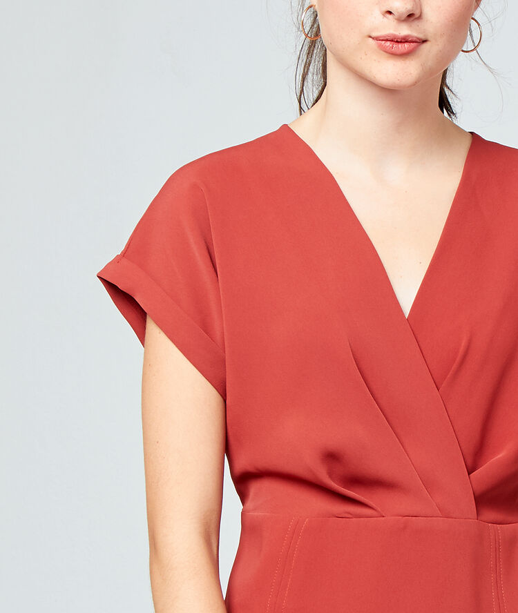 Vestido recto cruzado rojo.