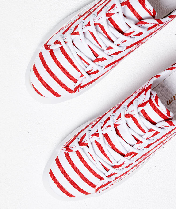 Zapatillas a rayas crudo.