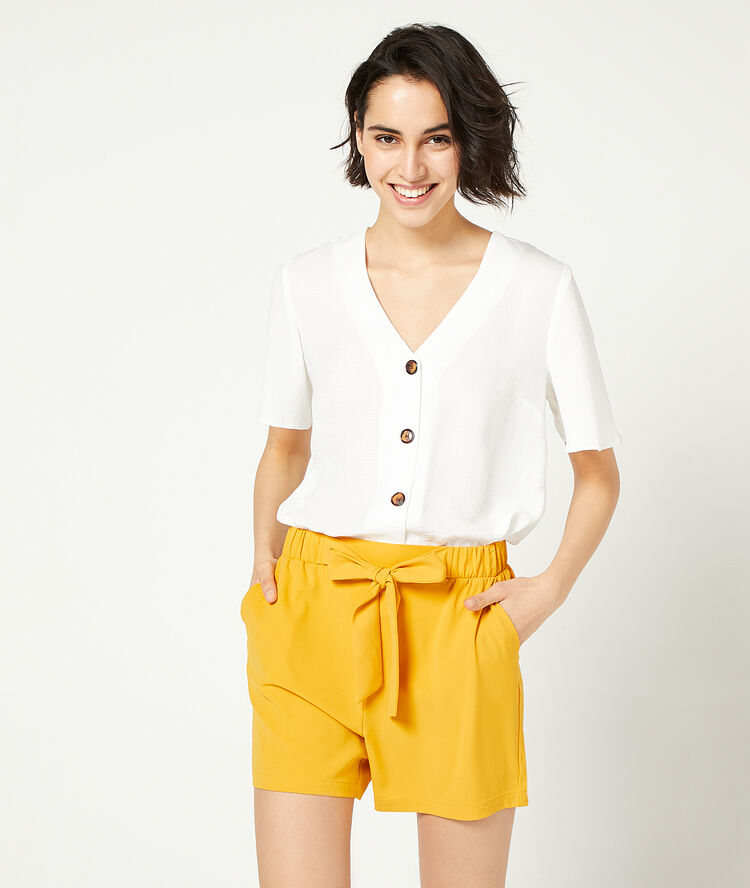 Blusa lisa con botones blanco.