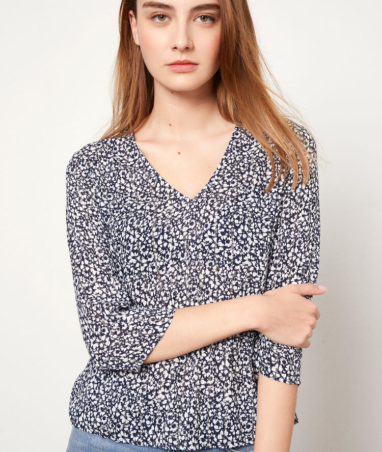 Blusa estampado floral azul marino.