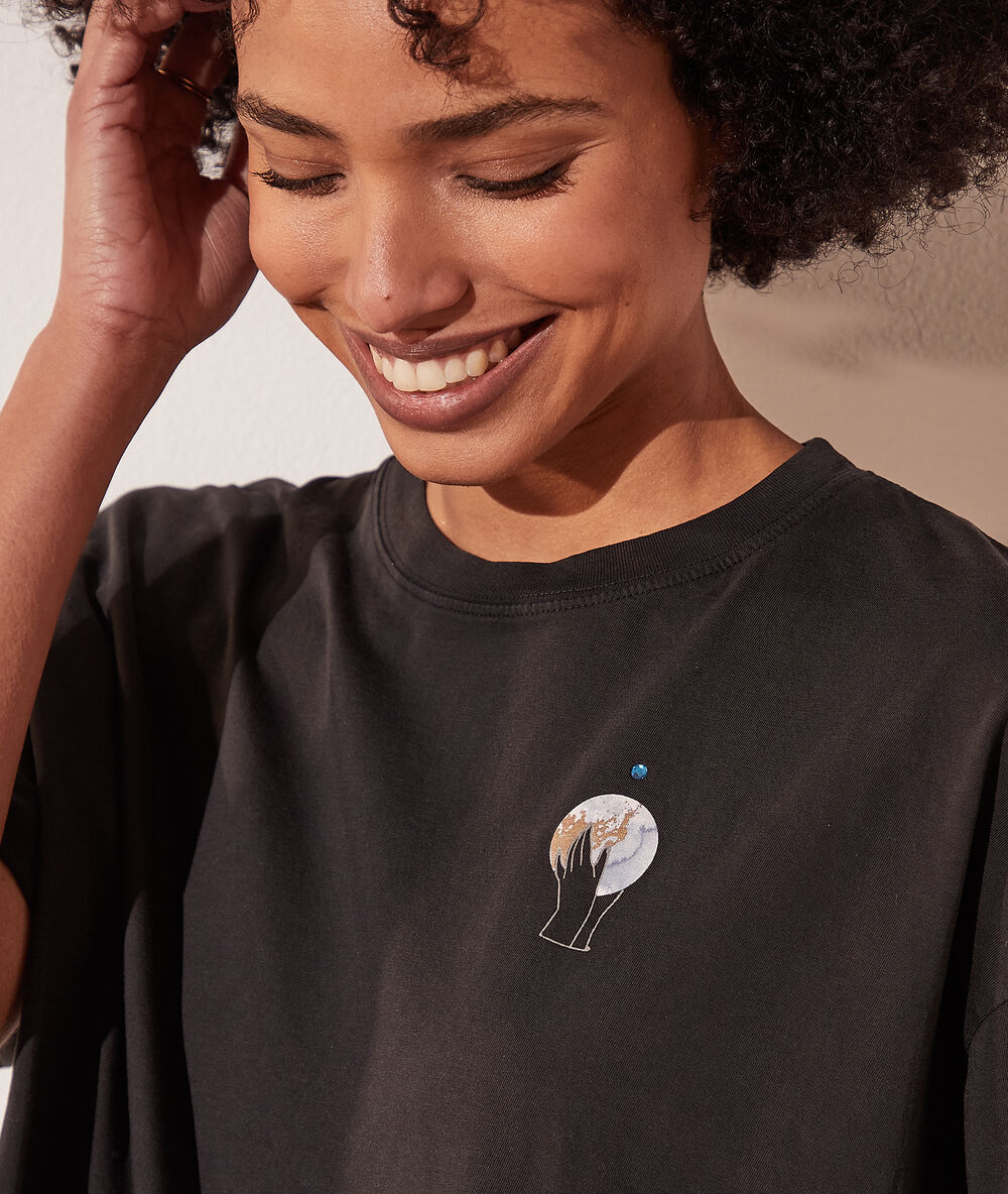 Camiseta estampado luna negro.