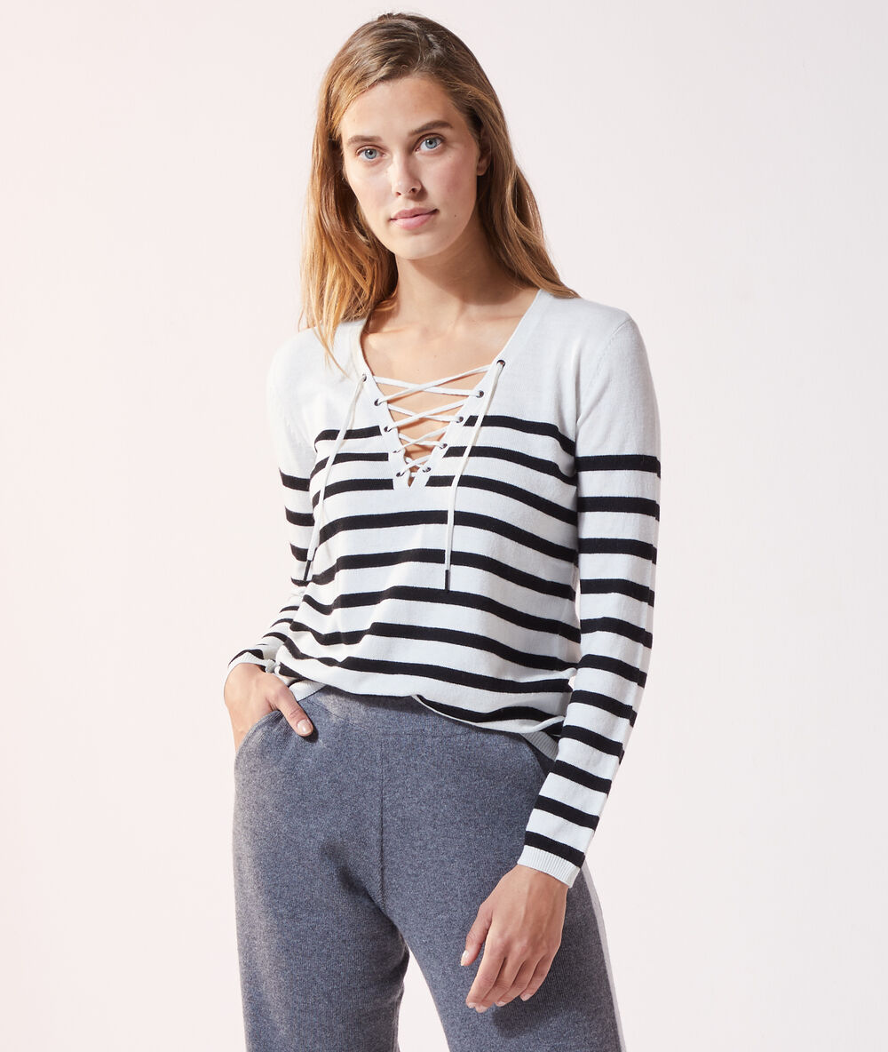Jersey marinero, escote con lazada crudo.