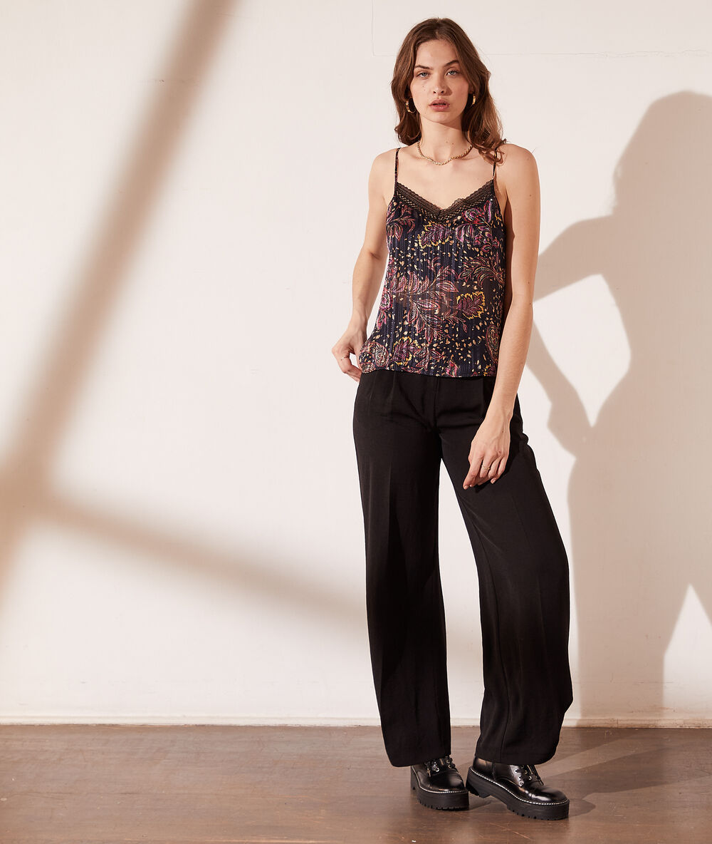 Top estampado floral negro.