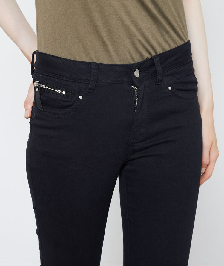 Pantalón ajustado negro.