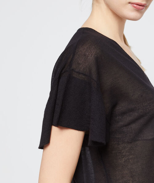 Camiseta efecto transparente de punto fino negro.