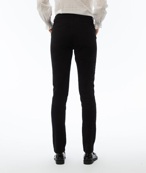 Pantalón estrecho negro.