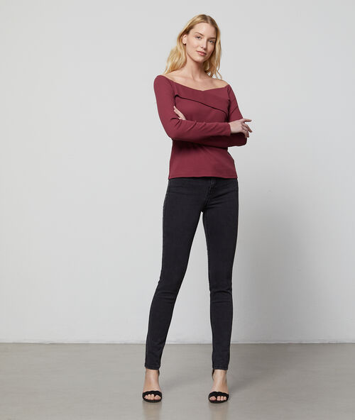 Pantalón vaquero estrecho gris antracita.