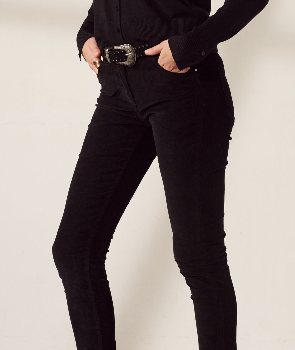 Pantalón estrecho negro.
