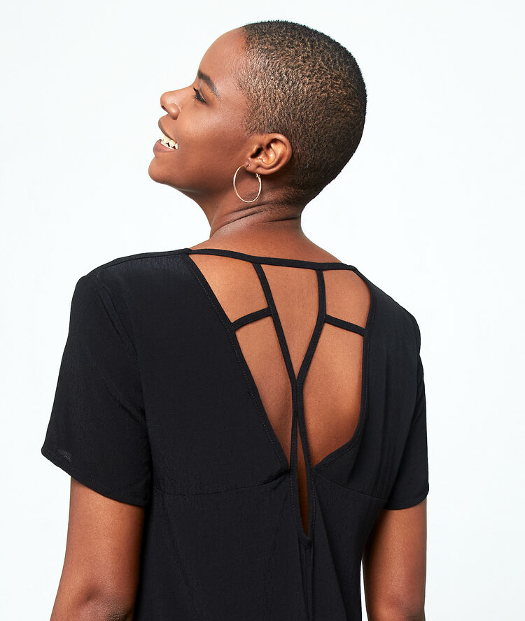 Vestido vaporoso negro.