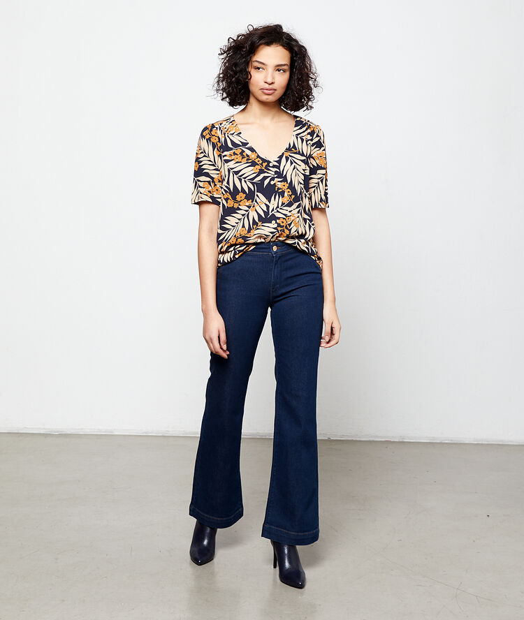 Blusa estampado floral azul marino.