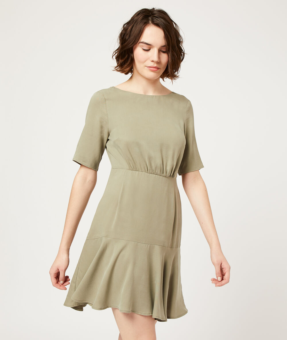 Vestido escote en la espalda caqui.