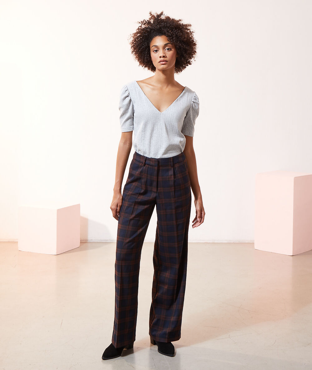 Pantalón ancho con pinzas burdeos.