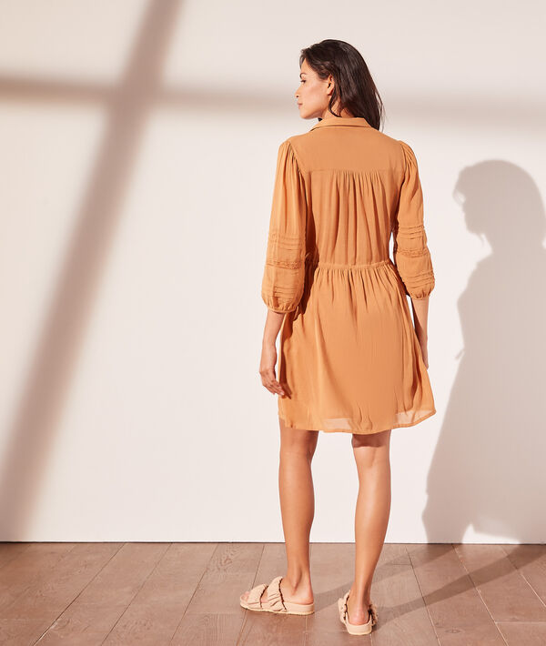 Vestido corto con motivos de encaje Vestido corto con motivos de encaje