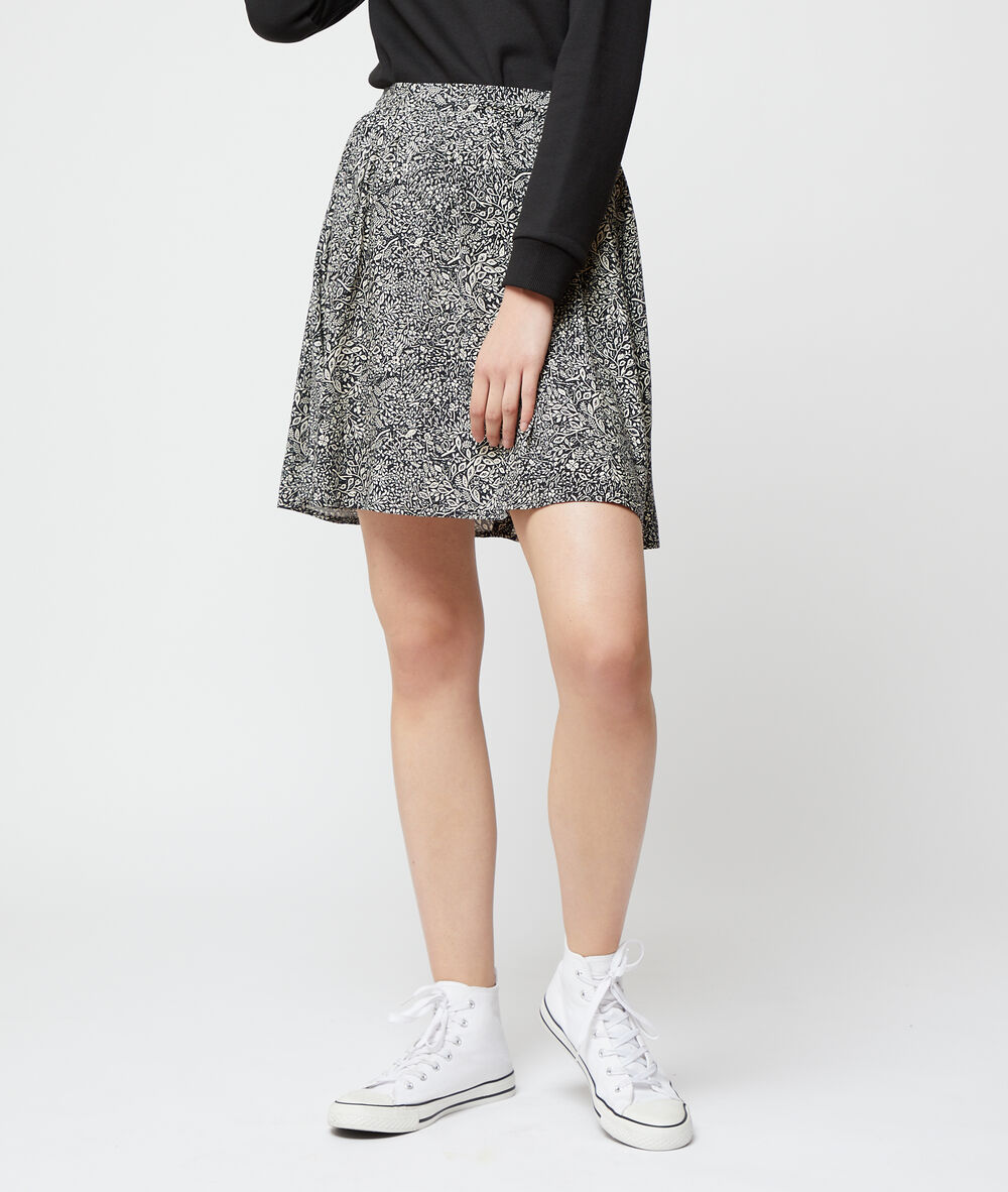 Falda patinadora estampado floral negro.