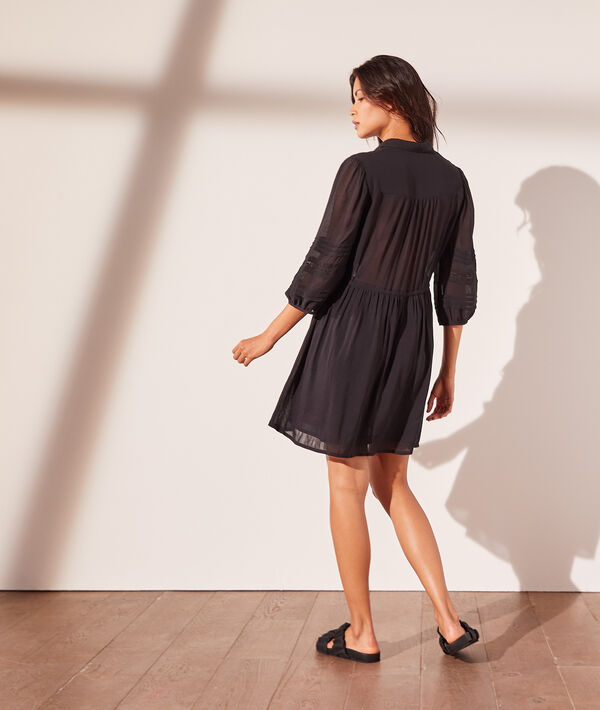 Vestido corto con motivos de encaje Vestido corto con motivos de encaje
