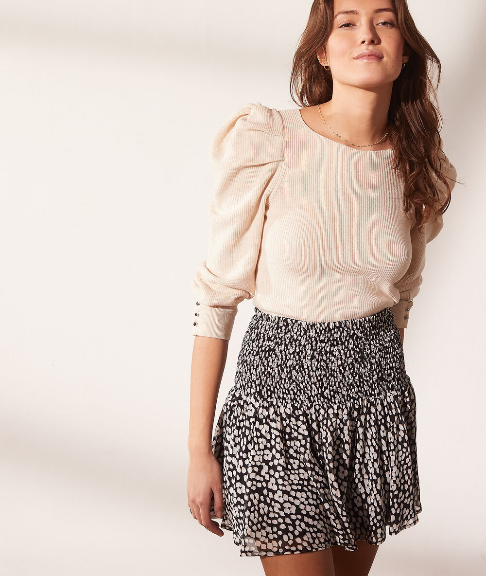 Falda vaporosa estampado floral negro.