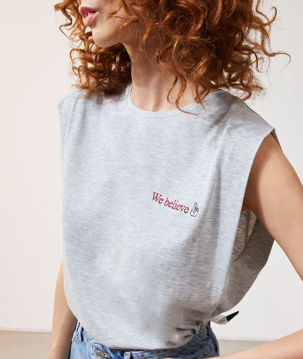 Camiseta con mensaje bordado gris jaspeado.