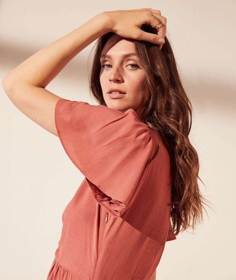 Vestido viscosa, mangas con volantes rosa.