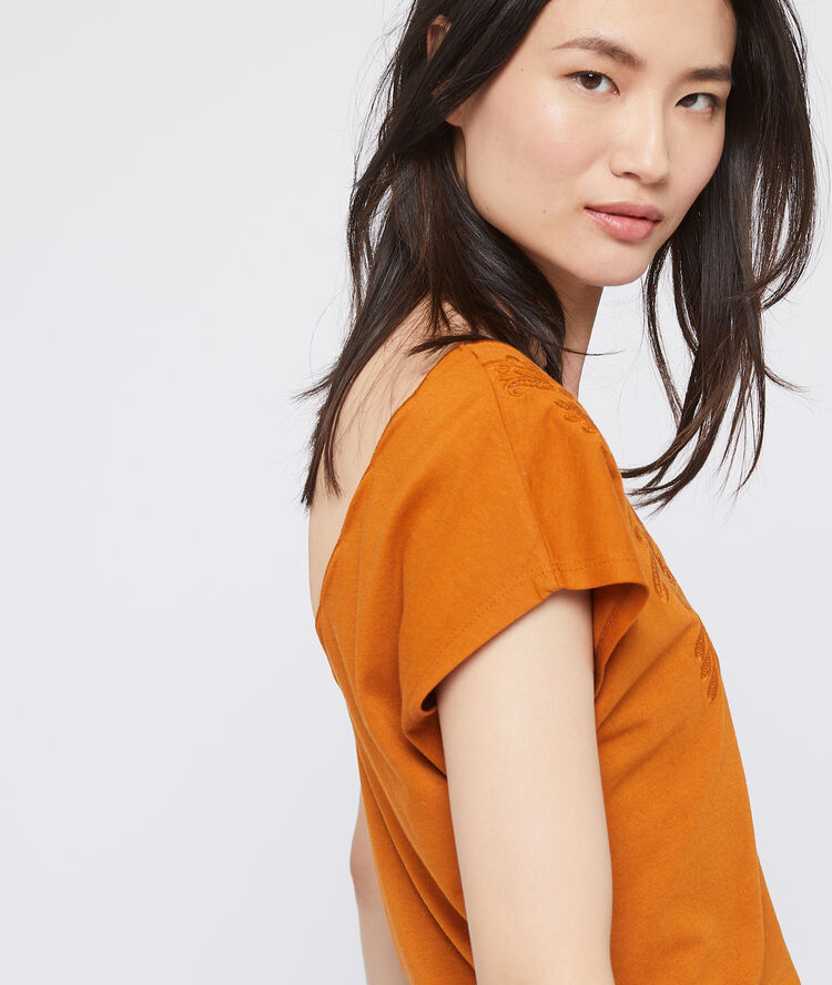 Camiseta escotada bordada ocre.