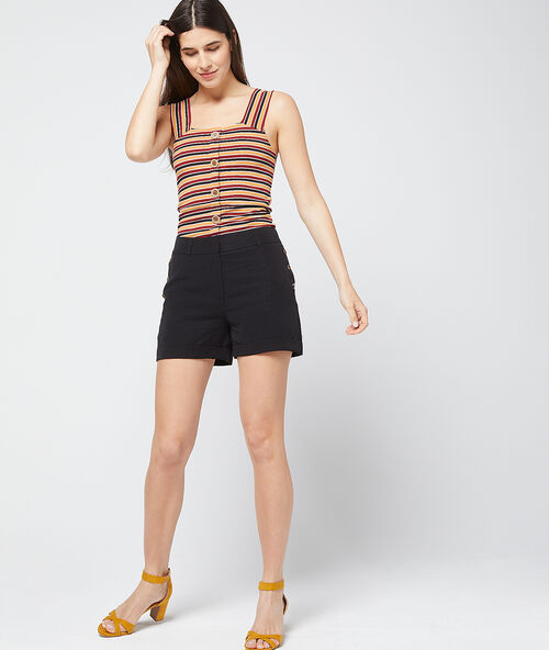 Short abotonado de tencel negro.