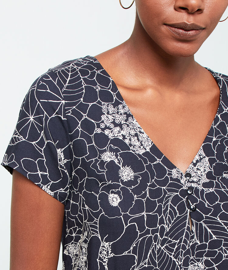Camiseta estampado floral negro.