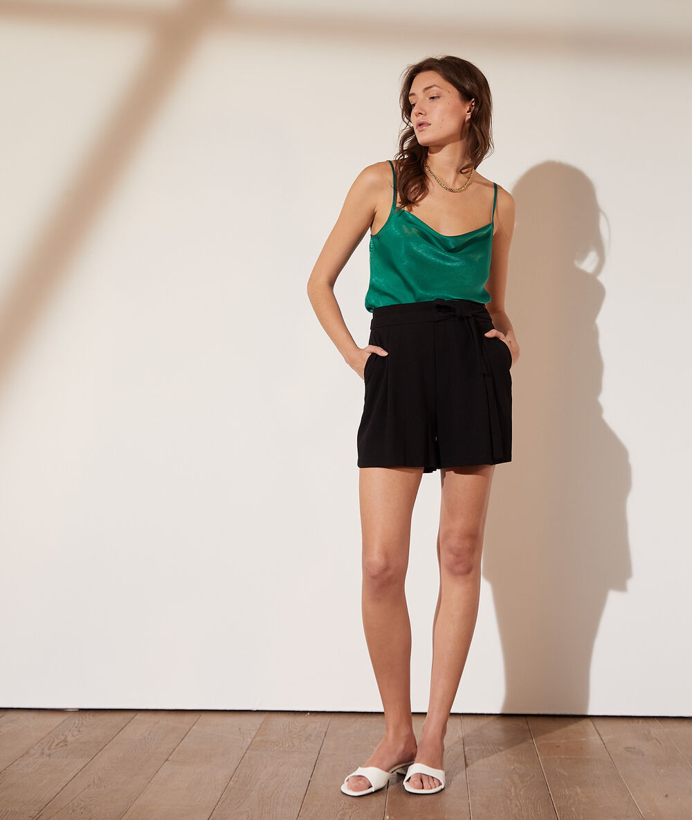 Top satinado, escote drapeado verde.