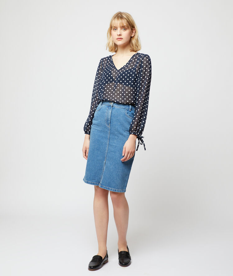 Blusa transparente de lunares azul marino.