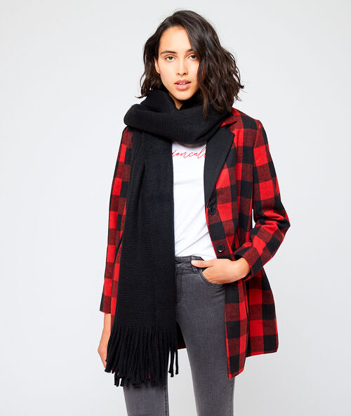 Bufanda lisa con flecos negro.